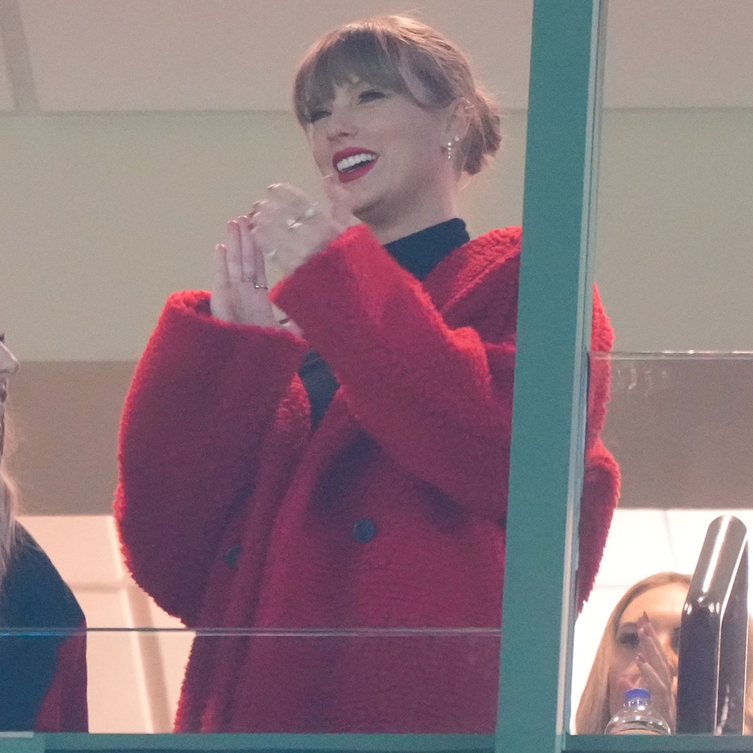 Taylor Swift Cheers on Travis Kelce at Chiefs vs. Packers Game